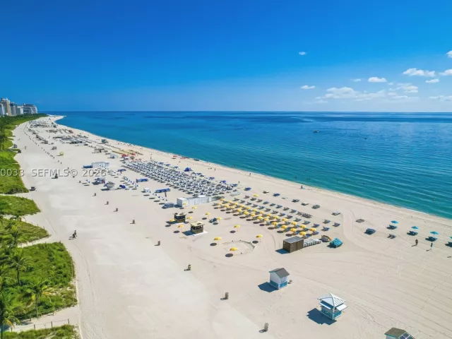 2-bedroom condo for rent in Miami Beach - 1500 Ocean Dr 704 - MondialRealty