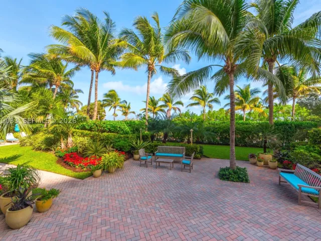 2-bedroom condo for rent in Miami Beach - 1500 Ocean Dr 704 - MondialRealty