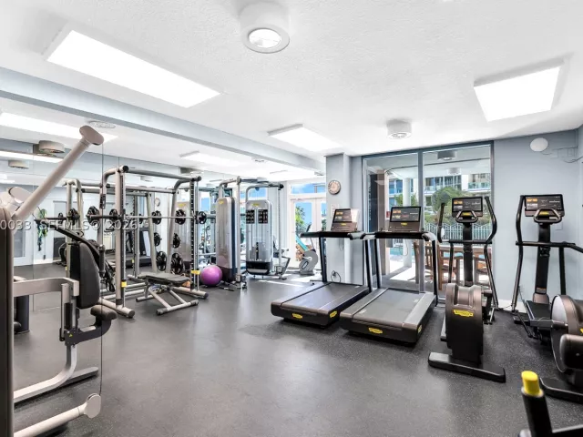 2-bedroom condo for rent in Miami Beach - 1500 Ocean Dr 704 - MondialRealty