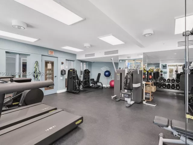 2-bedroom condo for rent in Miami Beach - 1500 Ocean Dr 704 - MondialRealty