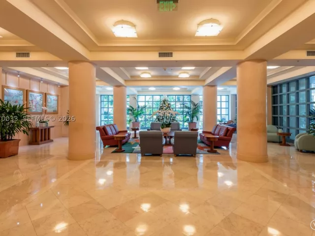 2-bedroom condo for rent in Miami Beach - 1500 Ocean Dr 704 - MondialRealty