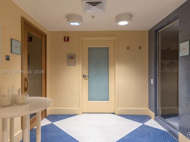 2-bedroom condo for rent in Miami Beach - 1500 Ocean Dr 704 - MondialRealty
