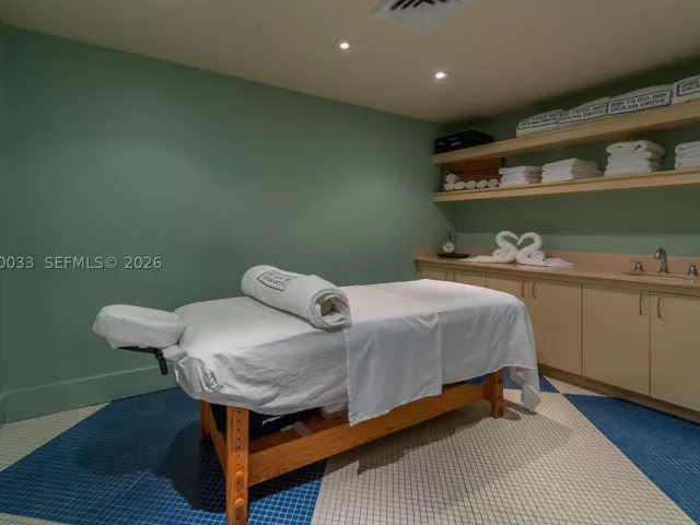 2-bedroom condo for rent in Miami Beach - 1500 Ocean Dr 704 - MondialRealty