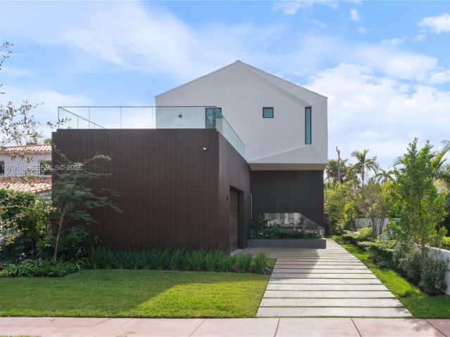 Home for rent at 536 W 51st St - photo 7469495