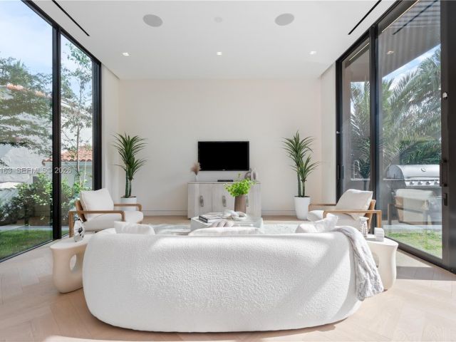 Home for rent at 536 W 51st St - photo 7469496