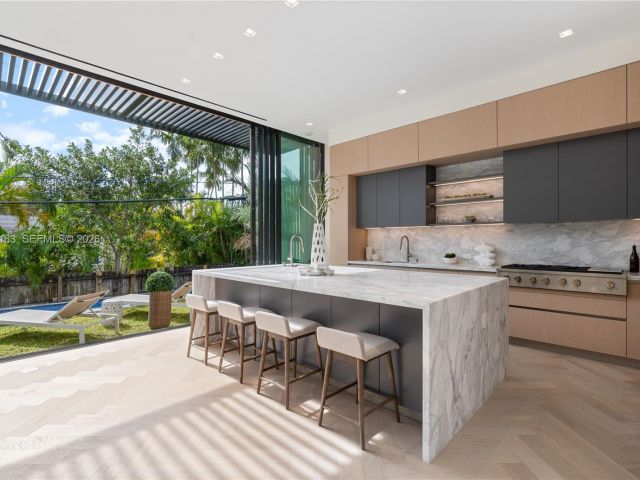 Home for rent at 536 W 51st St - photo 7469501