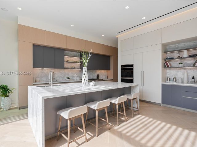 Home for rent at 536 W 51st St - photo 7469502