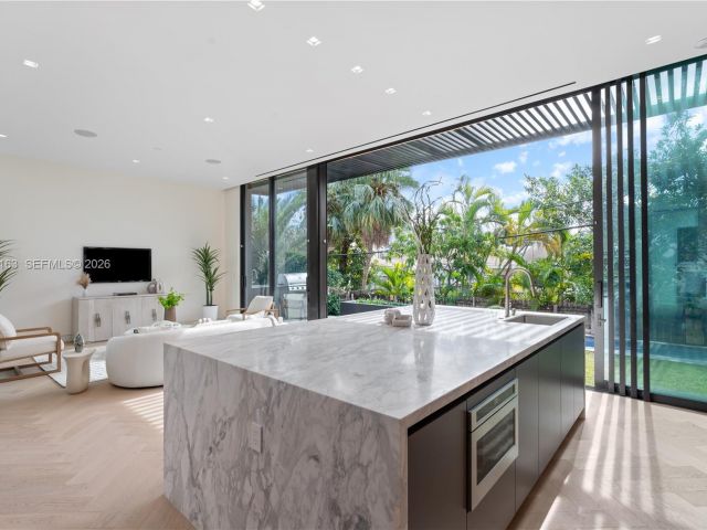 Home for rent at 536 W 51st St - photo 7469503