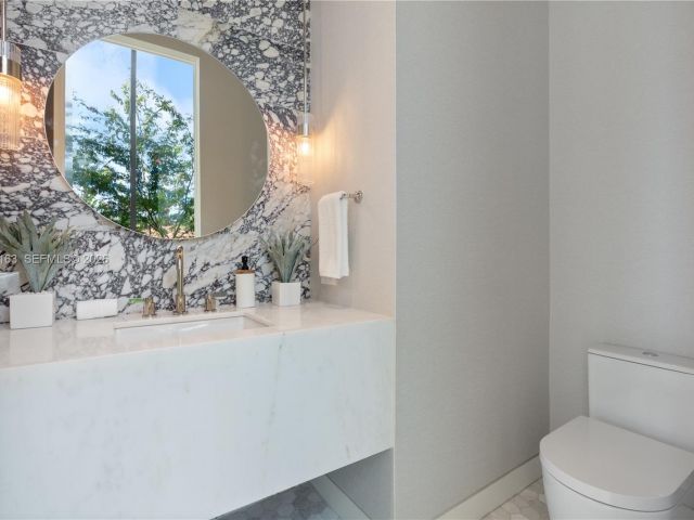 Home for rent at 536 W 51st St - photo 7469504