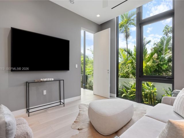 Home for rent at 536 W 51st St - photo 7469505