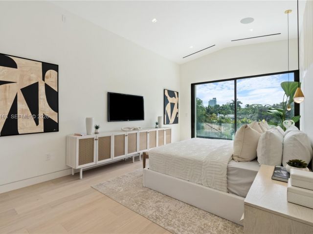 Home for rent at 536 W 51st St - photo 7469509