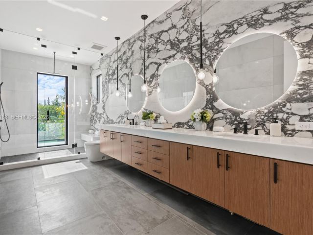 Home for rent at 536 W 51st St - photo 7469511