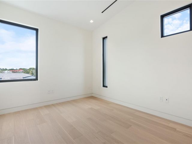 Home for rent at 536 W 51st St - photo 7469512