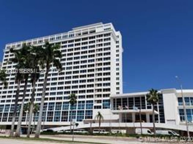 condo for rent in Miami Beach - 5445 Collins Ave 721 - MondialRealty