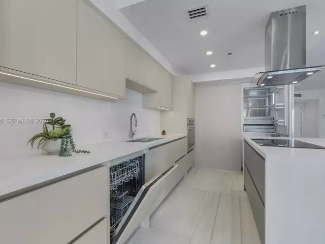 2-bedroom condo for sale in Aventura - 3000 Island Blvd 2504 - MondialRealty