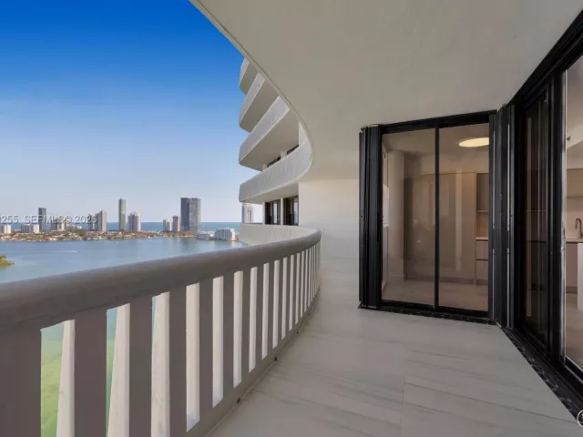 2-bedroom condo for sale in Aventura - 3000 Island Blvd 2504 - MondialRealty
