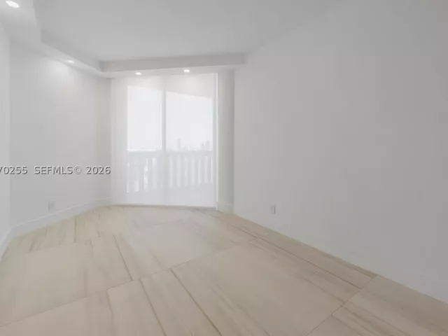 2-bedroom condo for sale in Aventura - 3000 Island Blvd 2504 - MondialRealty
