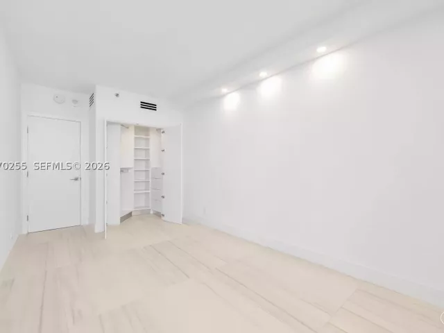 2-bedroom condo for sale in Aventura - 3000 Island Blvd 2504 - MondialRealty