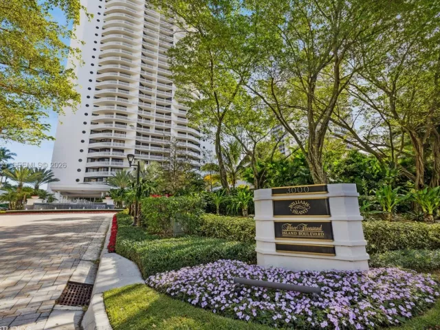 2-bedroom condo for sale in Aventura - 3000 Island Blvd 2504 - MondialRealty