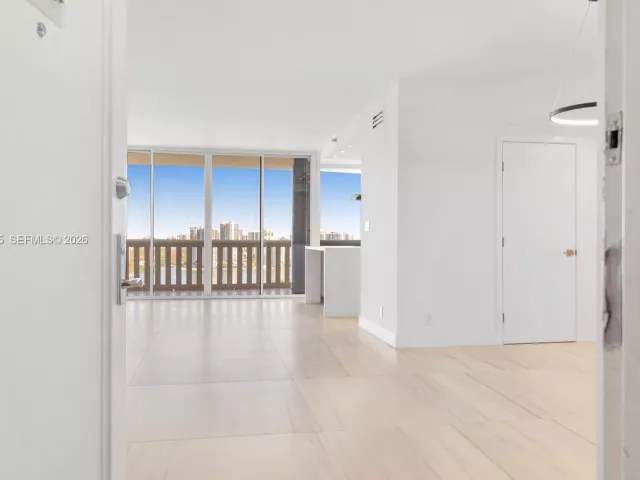 2-bedroom condo for sale in Aventura - 3000 Island Blvd 2504 - MondialRealty