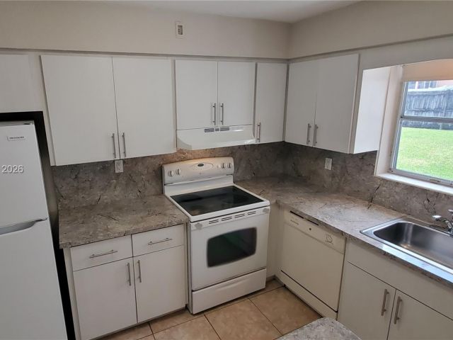 3-bedroom home for rent in Hollywood - 1900 N 32nd Ct - MondialRealty