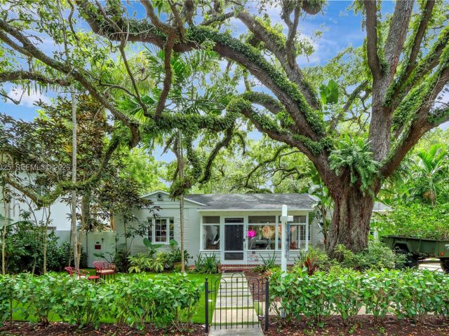 Home for sale at 842 NW 9th Ct - photo 7528586