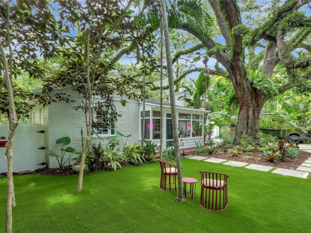 Home for sale at 842 NW 9th Ct - photo 7528588