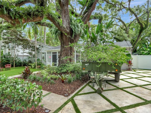 Home for sale at 842 NW 9th Ct - photo 7528589