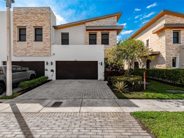 Home for rent at 7902 NW 105th Ct 7902 - photo 7517611