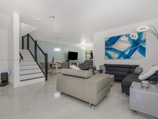 Home for rent at 7902 NW 105th Ct 7902 - photo 7517612