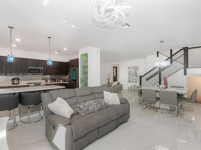 Home for rent at 7902 NW 105th Ct 7902 - photo 7517618