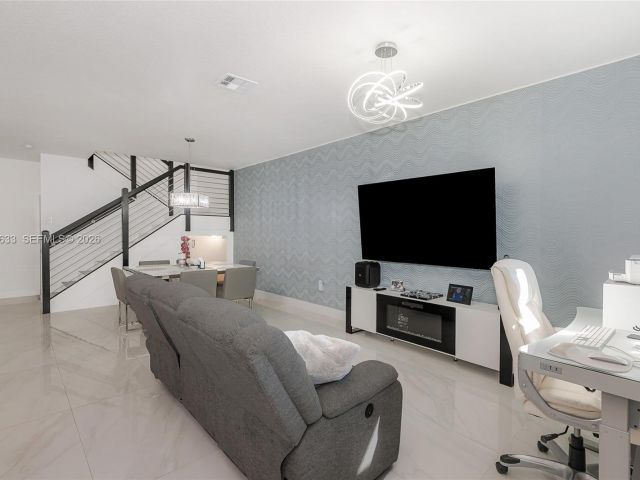 Home for rent at 7902 NW 105th Ct 7902 - photo 7517619