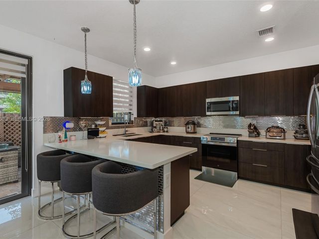 Home for rent at 7902 NW 105th Ct 7902 - photo 7517621