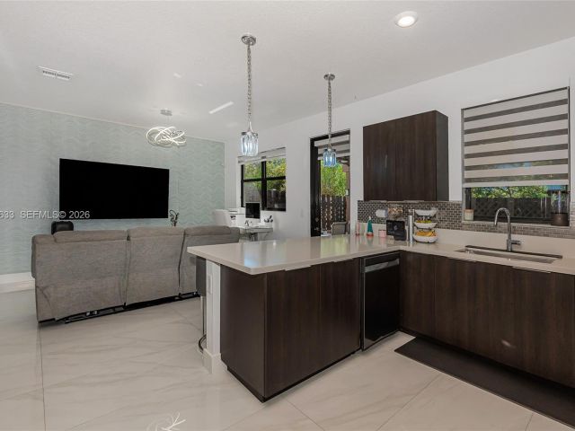 Home for rent at 7902 NW 105th Ct 7902 - photo 7517622