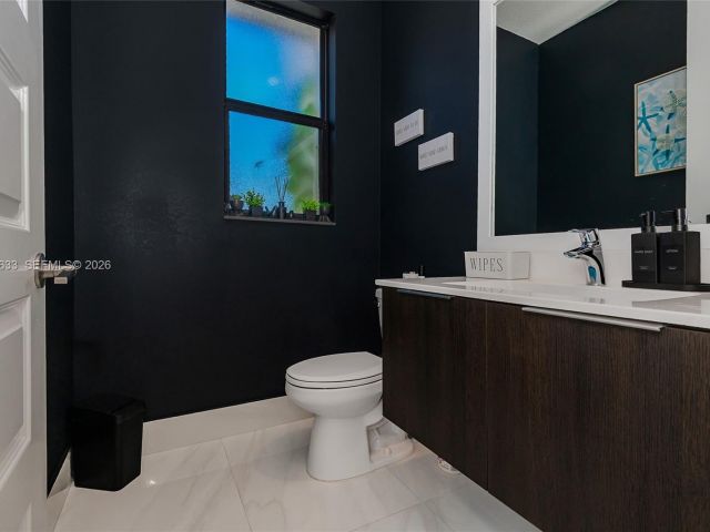 Home for rent at 7902 NW 105th Ct 7902 - photo 7517624