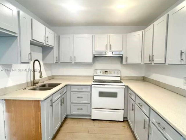 Home for rent at 4924 SW 44 AV - photo 7483710