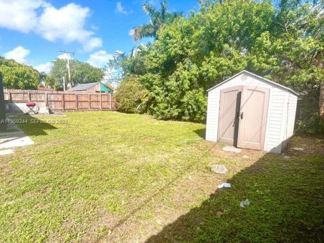 Home for rent at 4924 SW 44 AV - photo 7483723