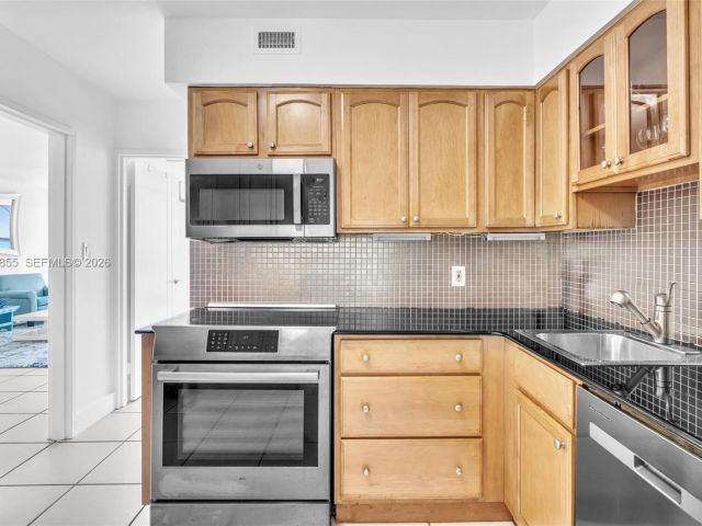 Apartment for rent  Unit #1017 - photo 7504619