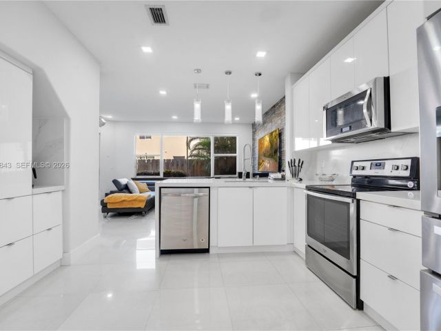 Home for rent at 11261 NW 55th Ln - photo 7517143