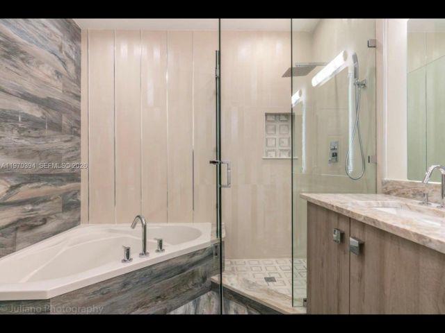 Home for rent at 621 NE 8th Ave - photo 7483059