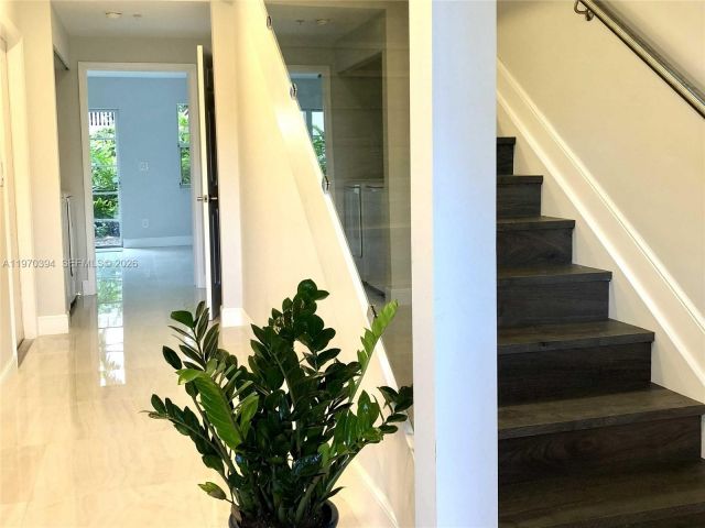 Home for rent at 621 NE 8th Ave - photo 7483060