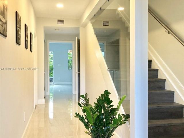 Home for rent at 621 NE 8th Ave - photo 7483063