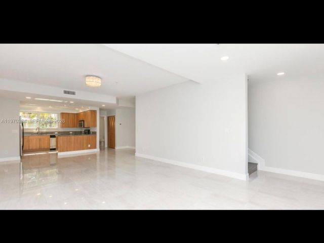 Home for rent at 621 NE 8th Ave - photo 7483069