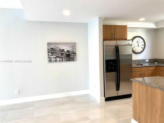 Home for rent at 621 NE 8th Ave - photo 7483073