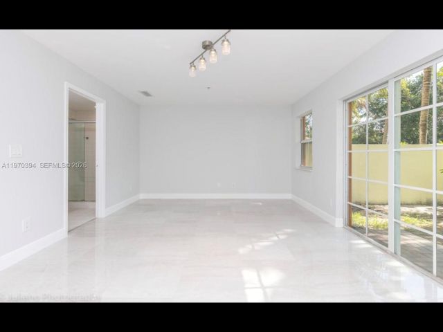 Home for rent at 621 NE 8th Ave - photo 7483077