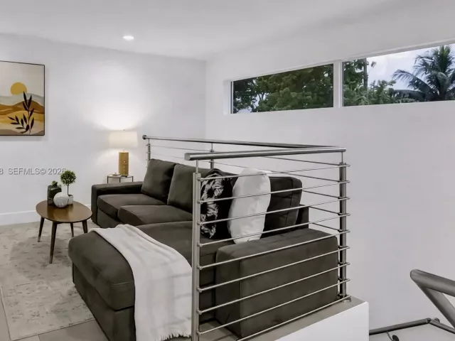 7-bedroom home for sale in Fort Lauderdale - 417 SW 15th St - MondialRealty