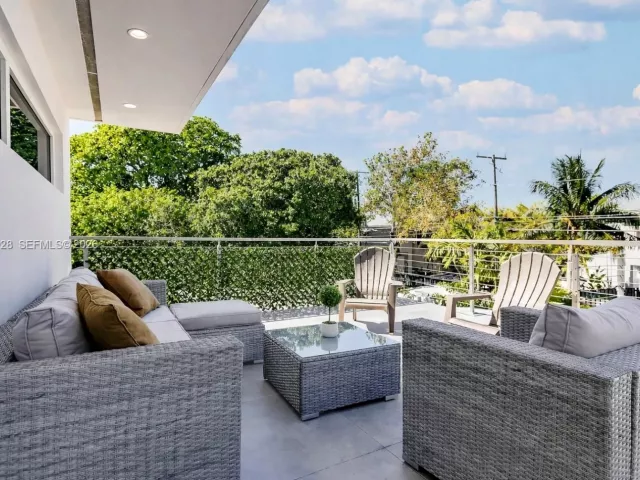 7-bedroom home for sale in Fort Lauderdale - 417 SW 15th St - MondialRealty