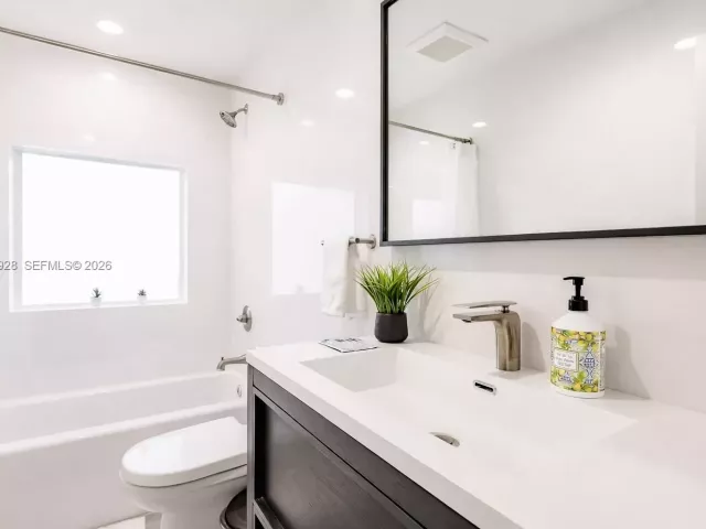 7-bedroom home for sale in Fort Lauderdale - 417 SW 15th St - MondialRealty