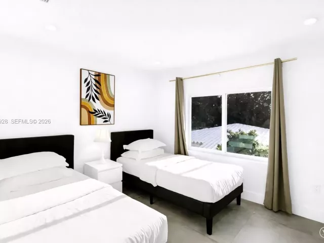 7-bedroom home for sale in Fort Lauderdale - 417 SW 15th St - MondialRealty