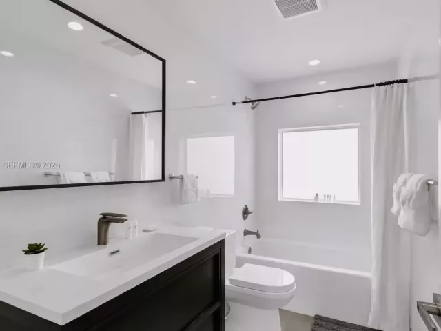 7-bedroom home for sale in Fort Lauderdale - 417 SW 15th St - MondialRealty